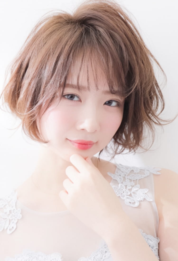 短いウェーブボブヘアスタイルの女性のポートレート
